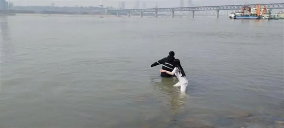 在武汉救下一条命!女教师:我不会游泳,下水的时候只想着救人